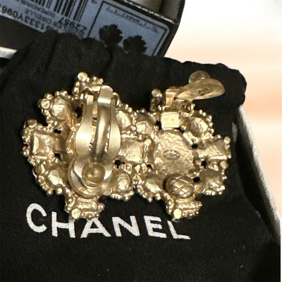 Authentic CHANEL Gold and Black Pearl Earrings one of a kind - Picture 4 of 4